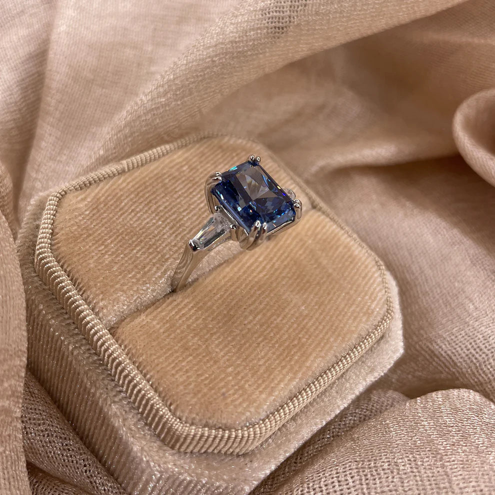 Deep blue crushed ice ring