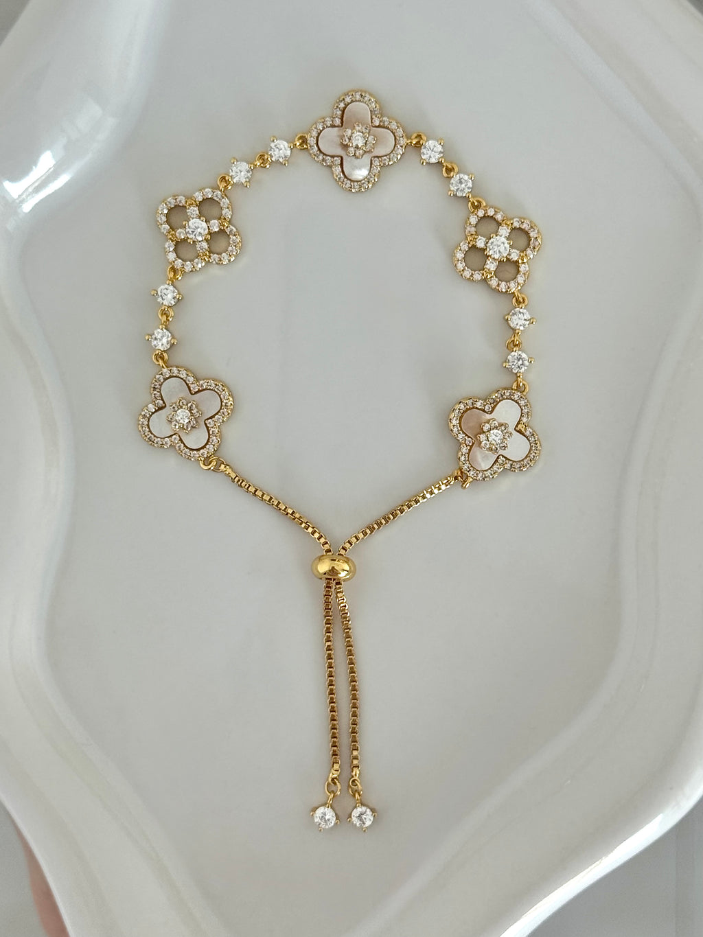 Golden petals bracelet