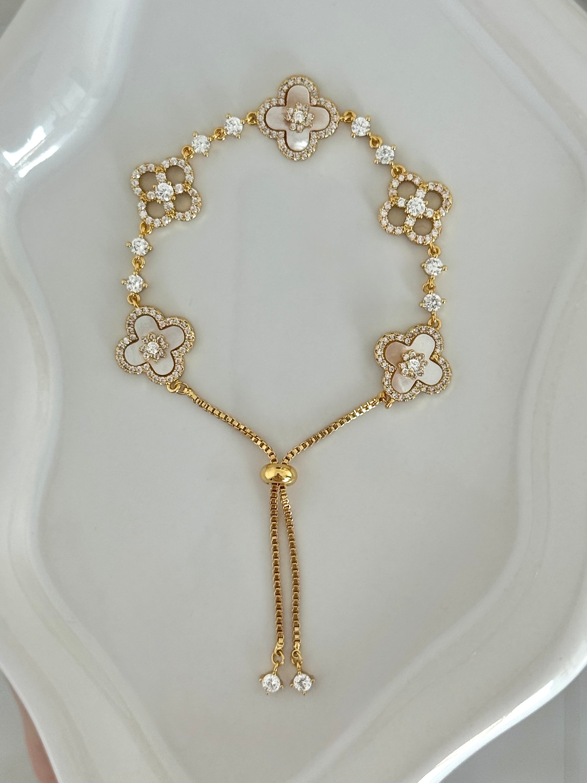 Golden petals bracelet