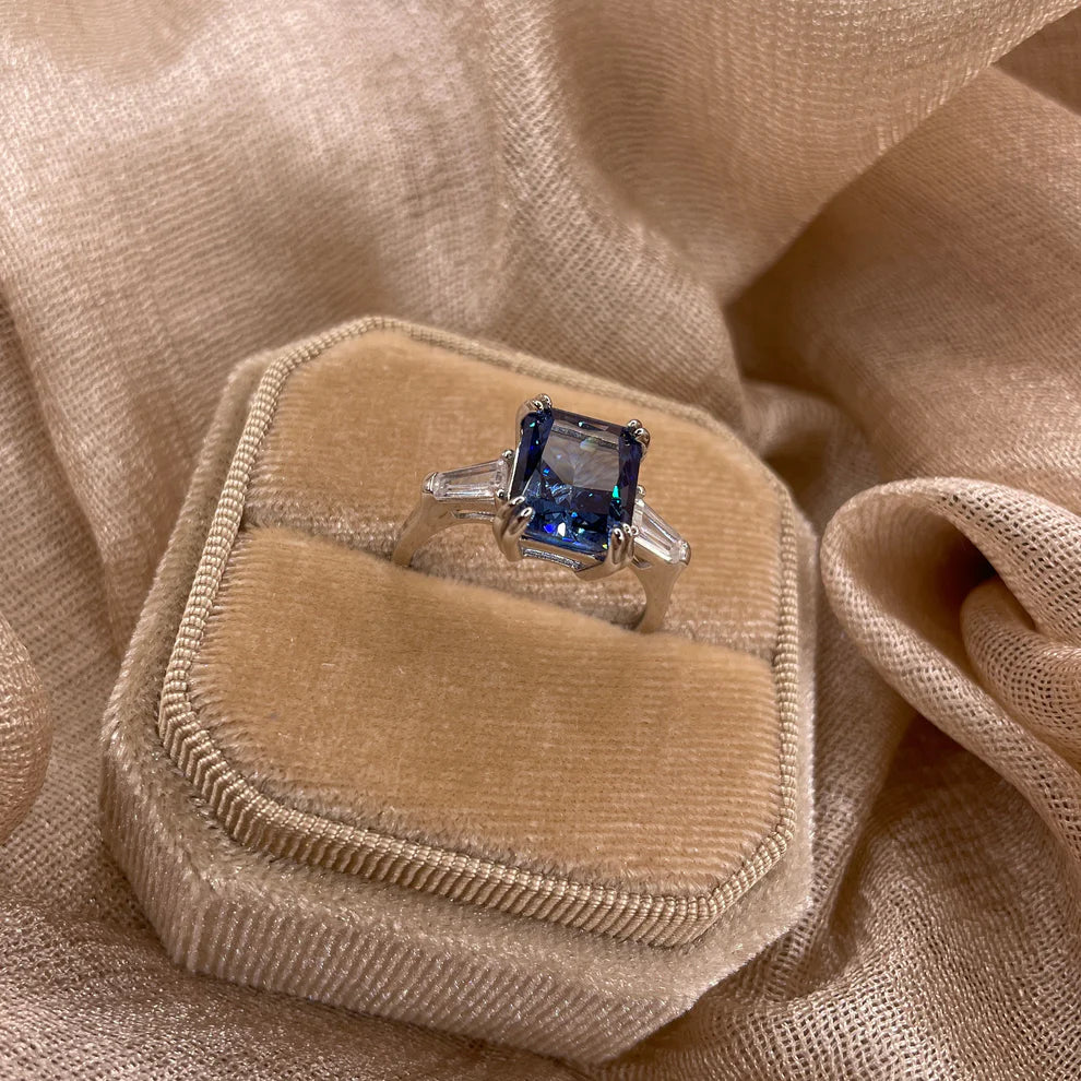 Deep blue crushed ice ring