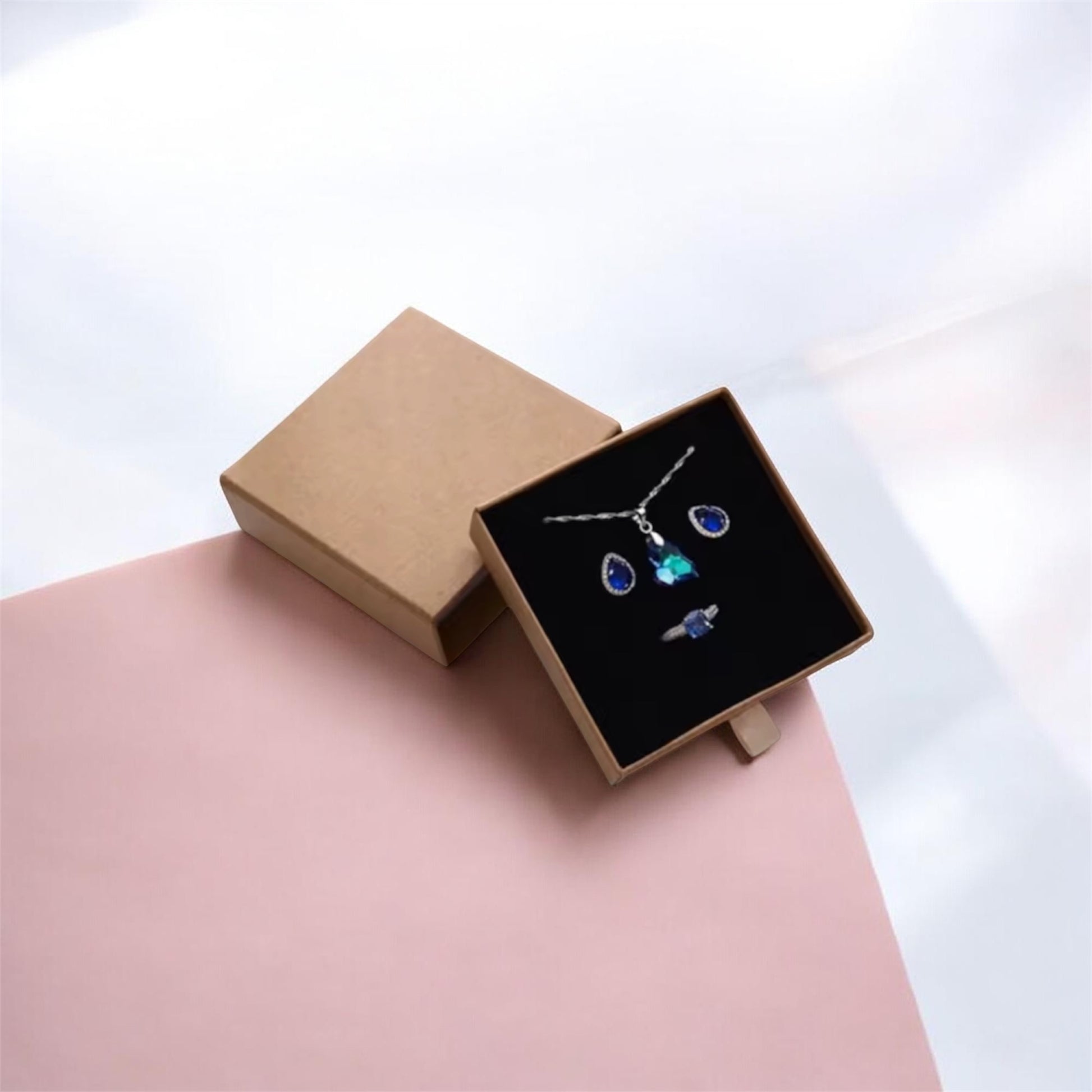 Simple jewelry box
