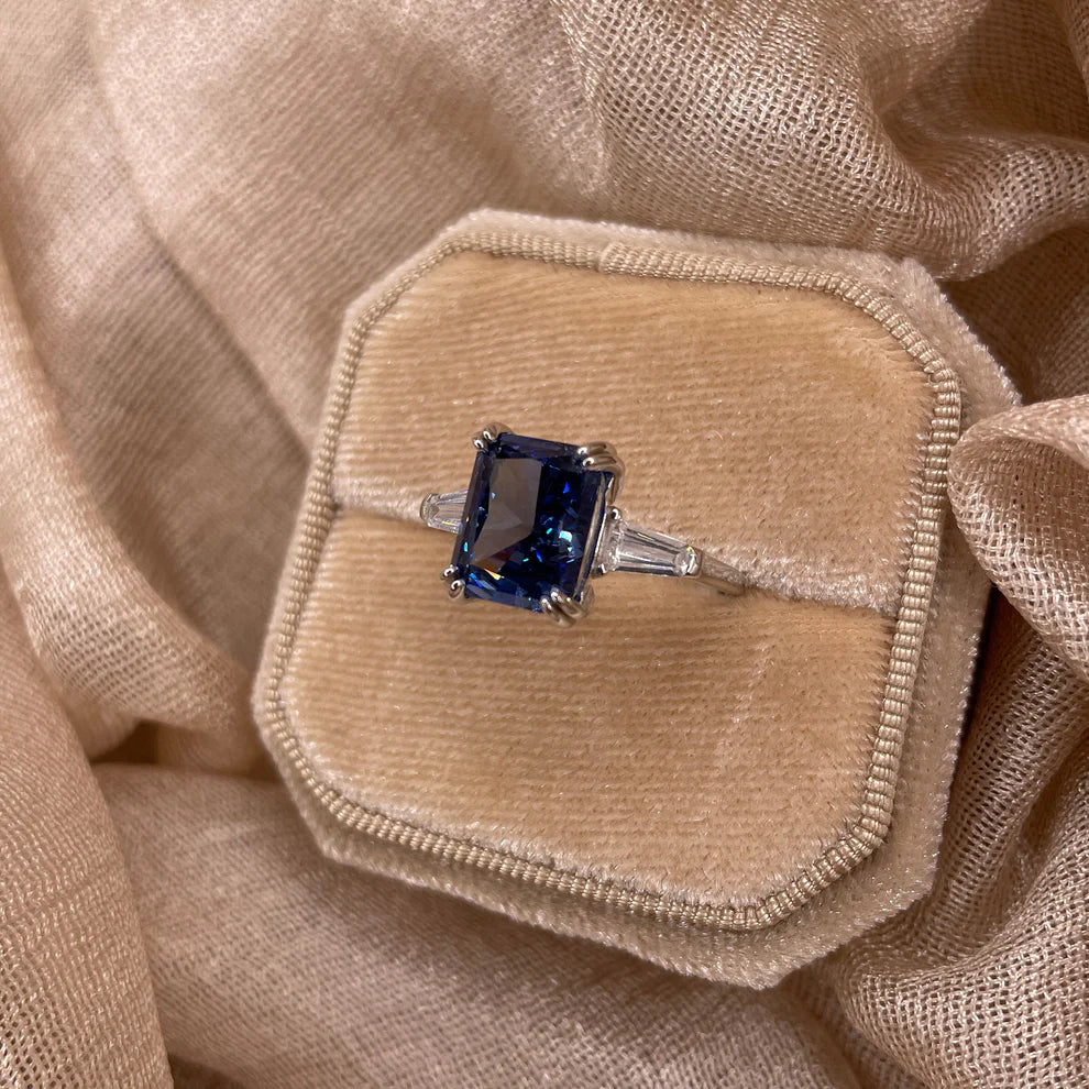 Deep blue crushed ice ring